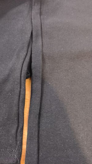 Штаны Брак-одна штанина криво прошита см доп фото
ОГ-78см, длина 102см (тянутся)