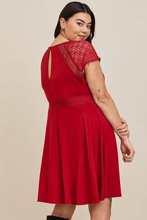 Красное приталенное платье плюс сайз с кружевной кокеткой и короткий рукав