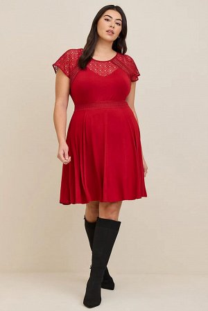 Красное приталенное платье плюс сайз с кружевной кокеткой и короткий рукав