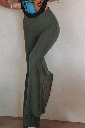 Зеленые облегающие брюки-клеш с высокой талией