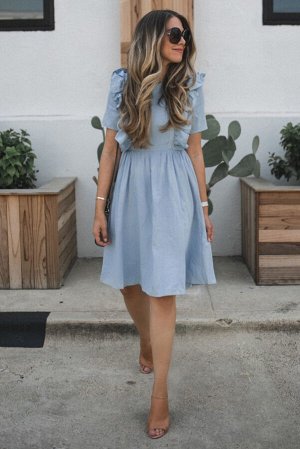Голубое платье с коротким рукавом и рюшами
