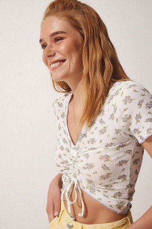 Женская белая укороченная трикотажная блузка со сборками с цветочным принтом UB00086