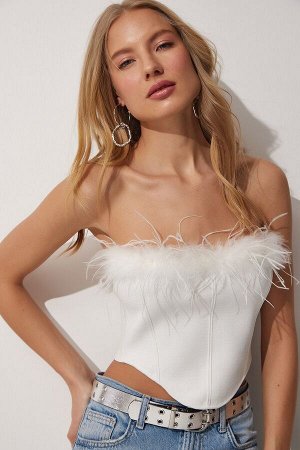 Женская укороченная трикотажная блузка без бретелек белого цвета с перьями NS00372