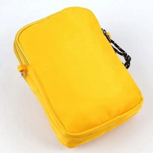 Сумка 12 x 18 x 4 см. Маленькая спортивная текстильная сумка через плечо желтого цвета. Имеет один наружный карман на молнии и два отделения на молниях. 
Максимальная длина наплечного ремня 140 см.