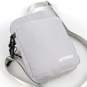 Сумка 12 x 18 x 4 см. Маленькая спортивная текстильная сумка через плечо светло-серого цвета. Имеет один наружный карман на молнии и два отделения на молниях. 
Максимальная длина наплечного ремня 140 