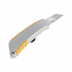 Нож универсальный ТУНДРА, прорезиненный металлический корпус, винтовой фиксатор, 18 мм