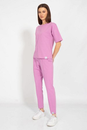 Костюм Костюм Kivviwear 4036304005 розовый 
Состав: ПЭ-24%; Хлопок-70%; Эластан-6%;
Сезон: Лето
Рост: 170

Костюм с брюками средней посадки с отделкой в виде канта по деталям переда и карманами в бок