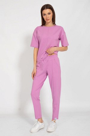 Костюм Костюм Kivviwear 4036304005 розовый 
Состав: ПЭ-24%; Хлопок-70%; Эластан-6%;
Сезон: Лето
Рост: 170

Костюм с брюками средней посадки с отделкой в виде канта по деталям переда и карманами в бок