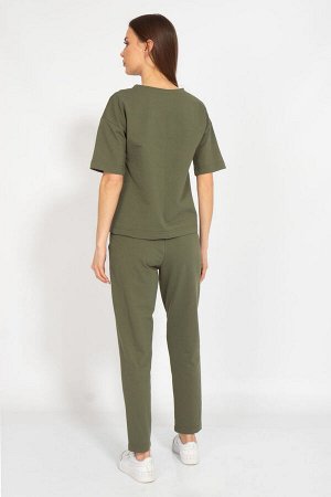 Костюм Костюм Kivviwear 4036304002 хаки 
Состав: ПЭ-24%; Хлопок-70%; Эластан-6%;
Сезон: Лето
Рост: 170

Костюм с брюками средней посадки с отделкой в виде канта по деталям переда и карманами в боковы