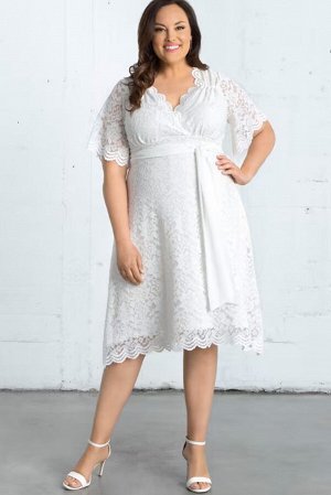 Белое кружевное платье плюс сайз с V-образным вырезом и коротким рукавом