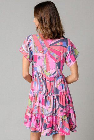 Розовое многоярусное платье с абстрактным принтом и коротким рукавом