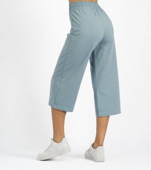 Брюки Голубой туман( подходит к J.469)
Женские укороченные брюки.
Материал:
Футер LUX -  износостойкий, идентичен по своим свойствам с тканью Футер. Наличие в составе хлопка обеспечивает хорошую возду
