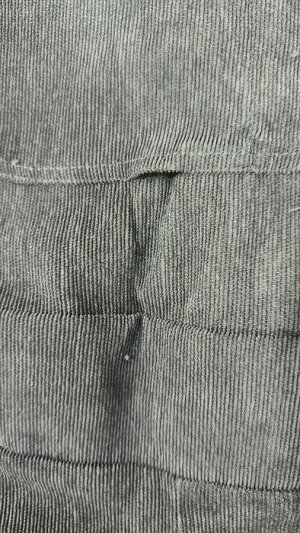 Комбинезон Брак-дырочка спереди на груди карман, штанина неправильный пошив см доп фото
ОБ-98см
Ткань вельвет