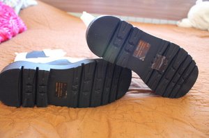 Ботинки белые на черной подошве