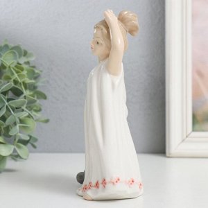 Фигурка керамика «Девочка с мишкой», цветной, 16.5x7x11 см