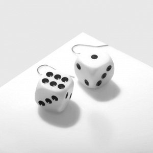 Серьги "Кости" игральные кубики, цвет малиново-белый в серебре
