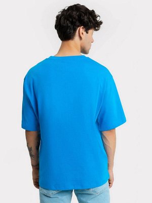 Мужская оверсайз футболка синего цвета с текстовой печатью на рукаве