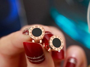 Серьги гвоздики с черным кругом и циферблатом