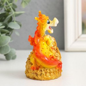 Фигурка полистоун «Огненный дракон на монетах/слитках», 6x5x9 см, МИКС