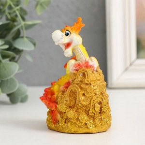 Фигурка полистоун «Огненный дракон на монетах/слитках», 6x5x9 см, МИКС