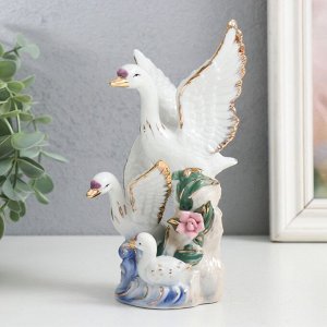 Сувенир керамика "Семейство лебедей, с цветком" 17 см