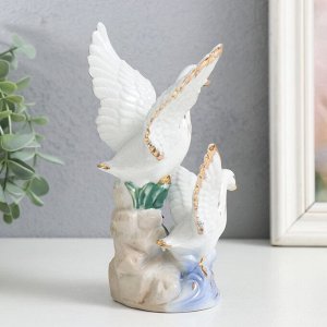 Сувенир керамика "Семейство лебедей, с цветком" 17 см