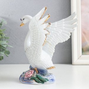 Сувенир керамика "Лебедь с расправленными крыльями, с цветами" 18 см