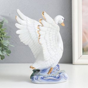 Сувенир керамика "Лебедь с расправленными крыльями, с цветами" 18 см