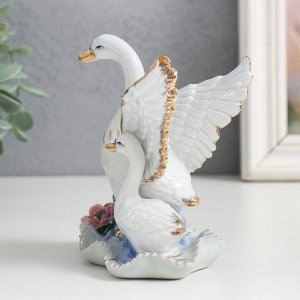 Сувенир керамика "Лебедь с малышом, с розами" 11 см