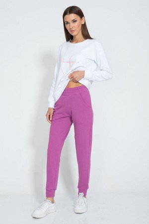 Костюм Костюм Kivviwear 4048405124 белый/лавандовый 
Состав: ПЭ-15%; Хлопок-85%;
Сезон: Лето
Рост: 170

Костюм. Классический свитшот с нанесенной апликацией либо цифровой печатью. Брюки средней посад