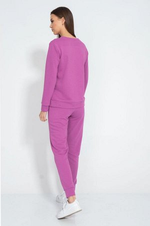 Костюм Костюм Kivviwear 4048405125 лавандовый 
Состав: ПЭ-15%; Хлопок-85%;
Сезон: Лето
Рост: 170

Костюм. Классический свитшот с нанесенной апликацией либо цифровой печатью. Брюки средней посадки зау