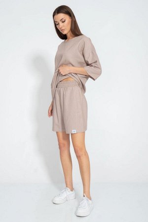 Костюм Костюм Kivviwear 4075407426 капучино 
Состав: Вискоза-45%; Лён-55%;
Сезон: Лето
Рост: 170

Костюм состоящий из шорт льняных свободного кроя с карманами в боковых швах и джемпера свободного кро