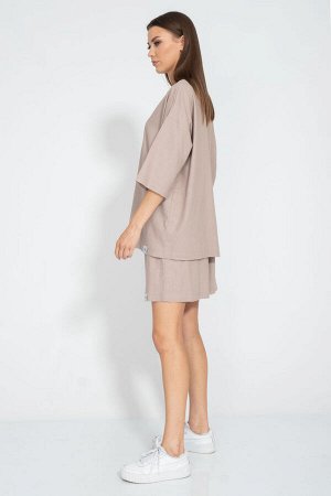 Костюм Костюм Kivviwear 4075407426 капучино 
Состав: Вискоза-45%; Лён-55%;
Сезон: Лето
Рост: 170

Костюм состоящий из шорт льняных свободного кроя с карманами в боковых швах и джемпера свободного кро