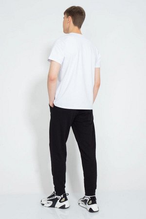 Футболка Футболка Kivviwear 101031 белый 
Состав: Хлопок-92%; Эластан-8%;
Сезон: Лето
Рост: 176

Джемпер мужской классического кроя. Принт методом термопереноса, цифровая печать. Ткань кулирная гладь