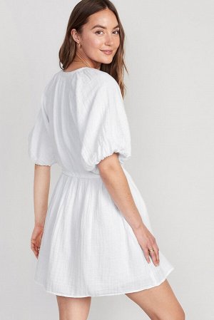 Белое платье-рубашка с карманами и кулиской на талии