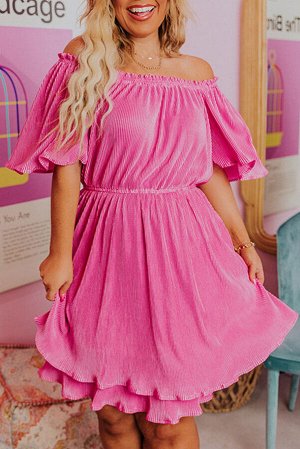 Розовое платье из текстурированной ткани с открытыми плечами