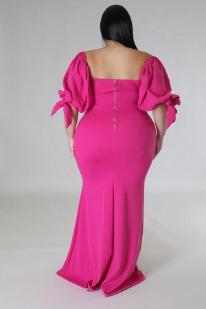 Розовое облегающее платье плюс сайз с фигурным вырезом и разрезом спереди