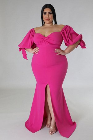 Розовое облегающее платье плюс сайз с фигурным вырезом и разрезом спереди
