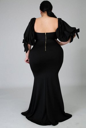 Черное облегающее платье плюс сайз с фигурным вырезом и разрезом спереди