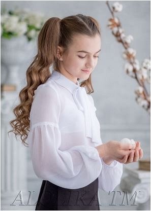 Блузка Совершенно очаровательная, легкая блузка для девочки старшего школьного возраста из жоржета. Рукав присобран между плечом и локтевым сгибом,окантован и  застегивается на пуговицу. Блузка идеаль