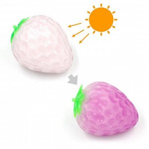 Сквиш (мялка) «клубничка», которая меняет цвет на солнце с белого на розовый 😜