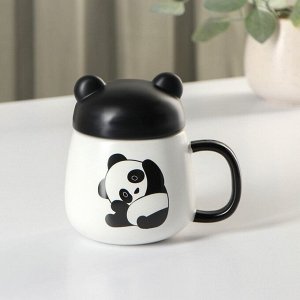Кружка керамическая с пластиковой крышкой «Панда», 400 мл, цвет белый и чёрный