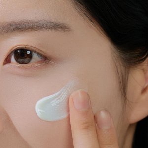 Солнцезащитная сыворотка SKIN1004 Madagascar Centella Hyalu-Cica Water-Fit Sun Serum SPF50+ PA++++