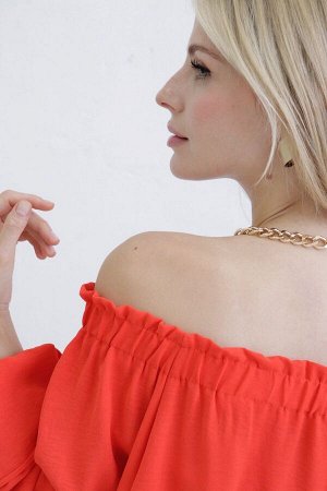 Длинное платье с открытыми плечами красное