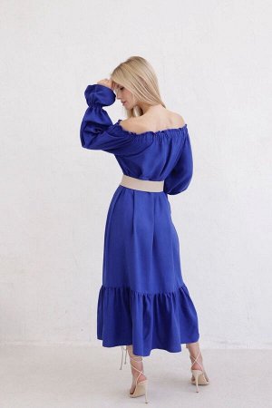 Длинное платье с открытыми плечами синее