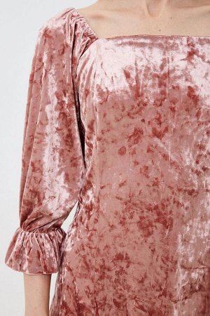 Платье Цвет: розовый
Сезон: Демисезон
Коллекция: * Осень 2023 *, Осень-Зима, Праздничная
Стиль: Нарядный
Материал: бархат
Комплектация: Платье
Состав: полиэстер 100 %

Это простое, романтичное плать