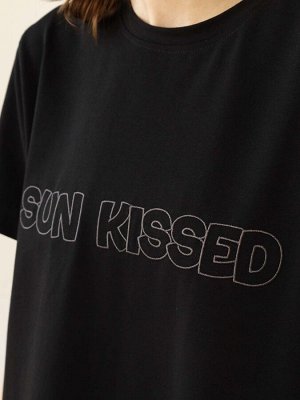 Футболка женская прямого силуэта с широким рукавом regular fit с вышивкой на груди "SUN KISSED". Комплимент себе