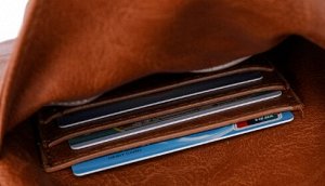 Сумка небольшая на плечо из натуральной кожи, с широким текстильным ремнем, коричневый