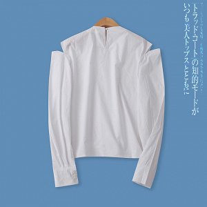 Женская белая блуза с разрезами на плечах