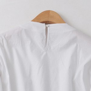 Женская белая блуза с разрезами на плечах